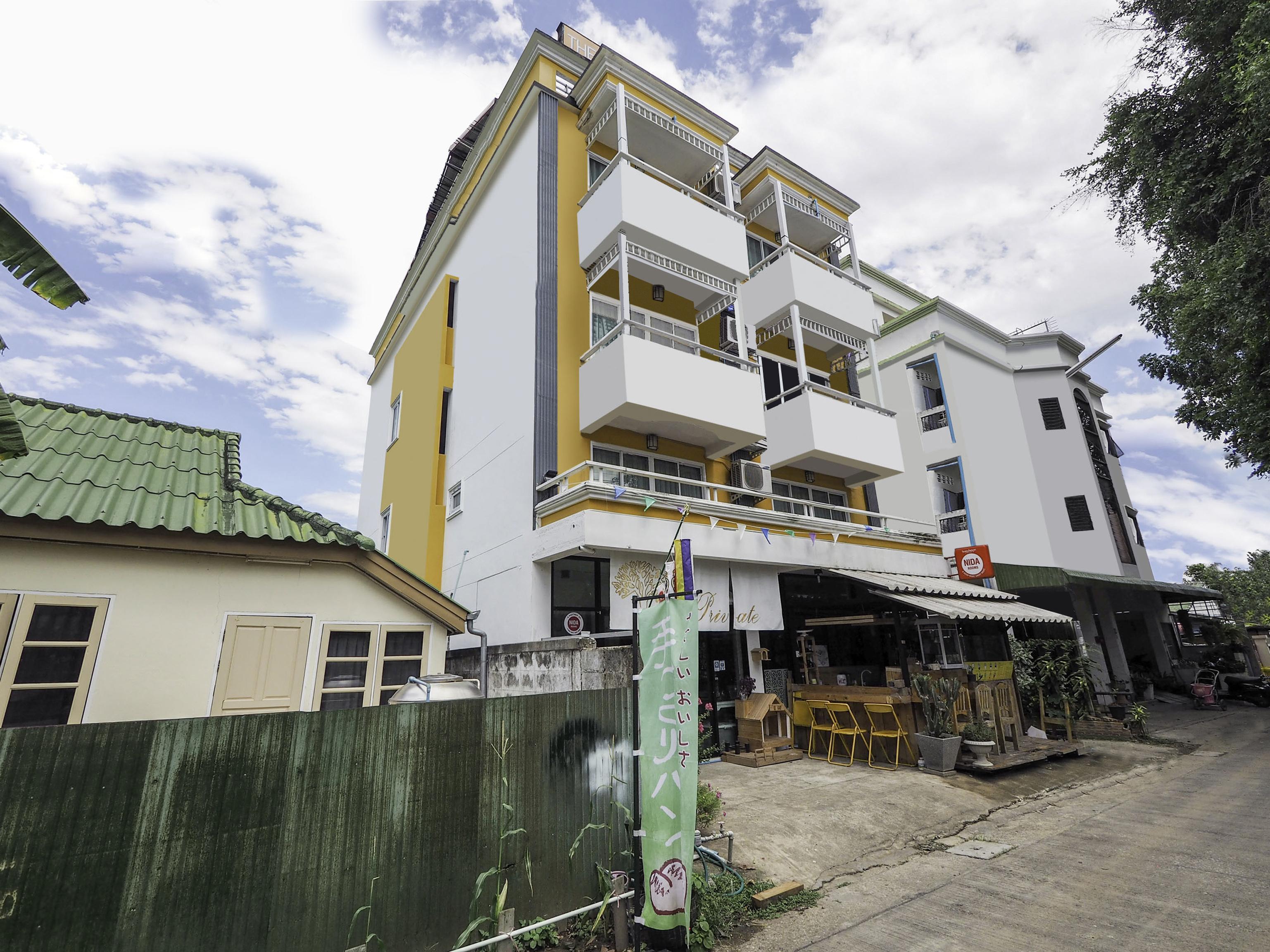 Oyo 983 The Private Hotel Чиангмай Екстериор снимка