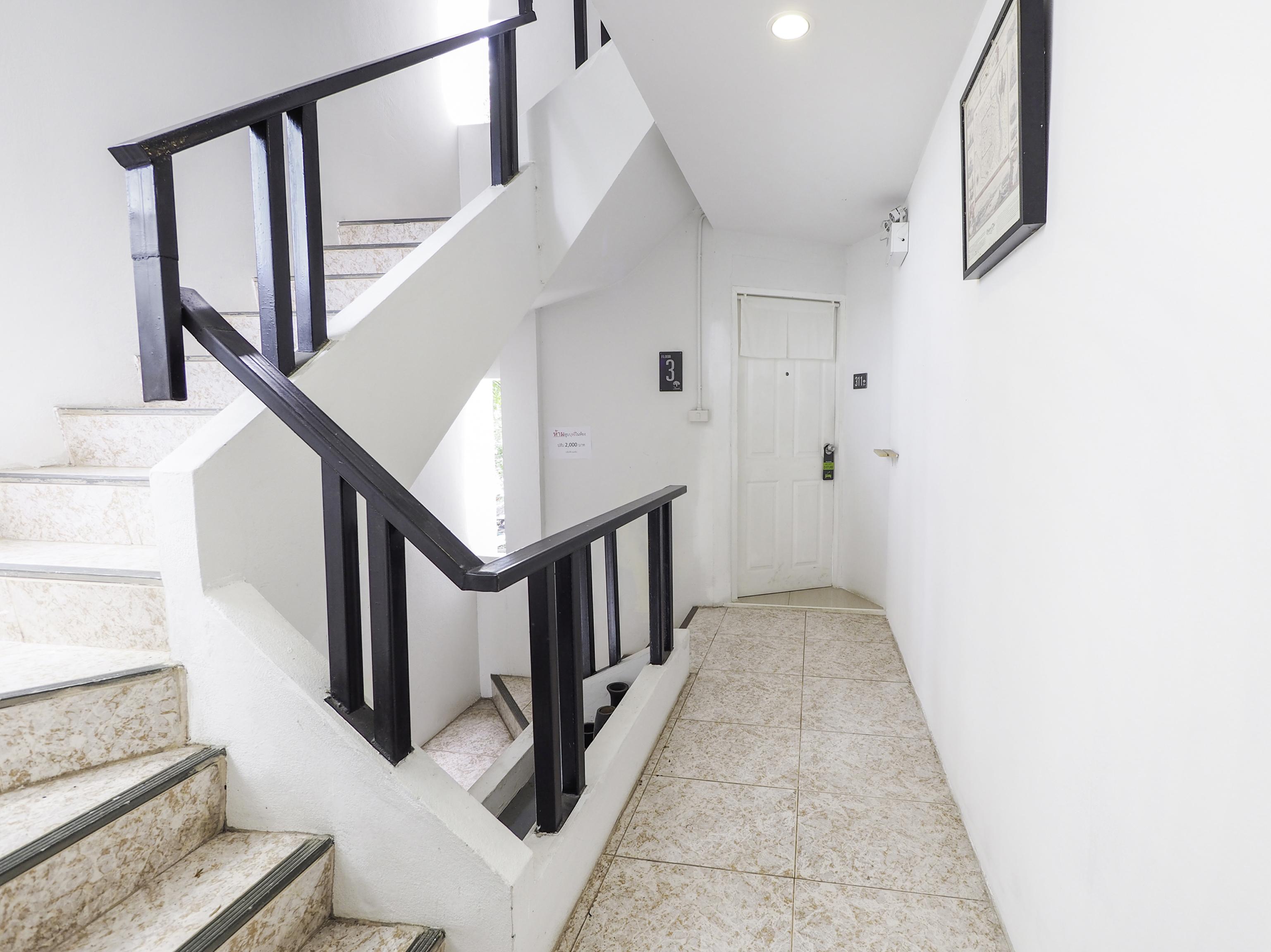 Oyo 983 The Private Hotel Чиангмай Екстериор снимка