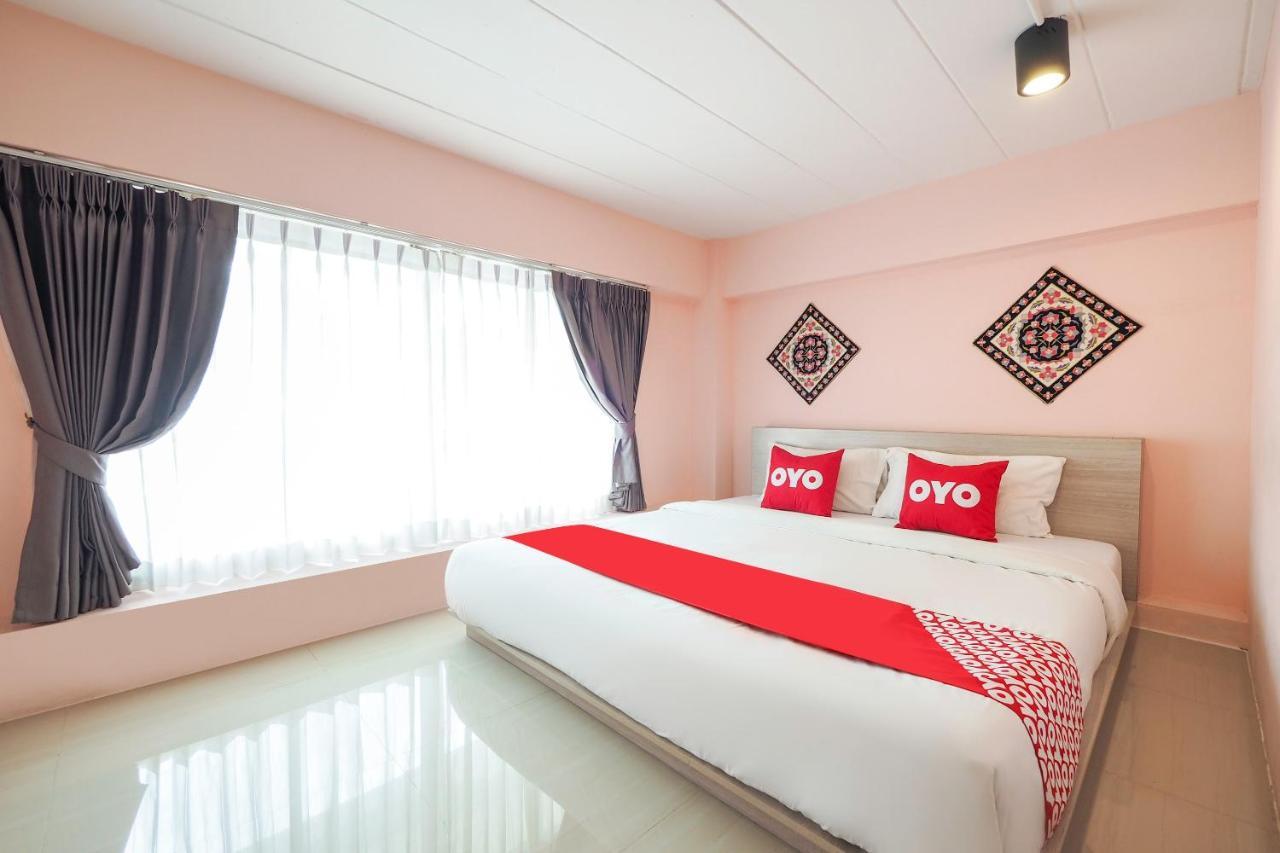 Oyo 983 The Private Hotel Чиангмай Екстериор снимка