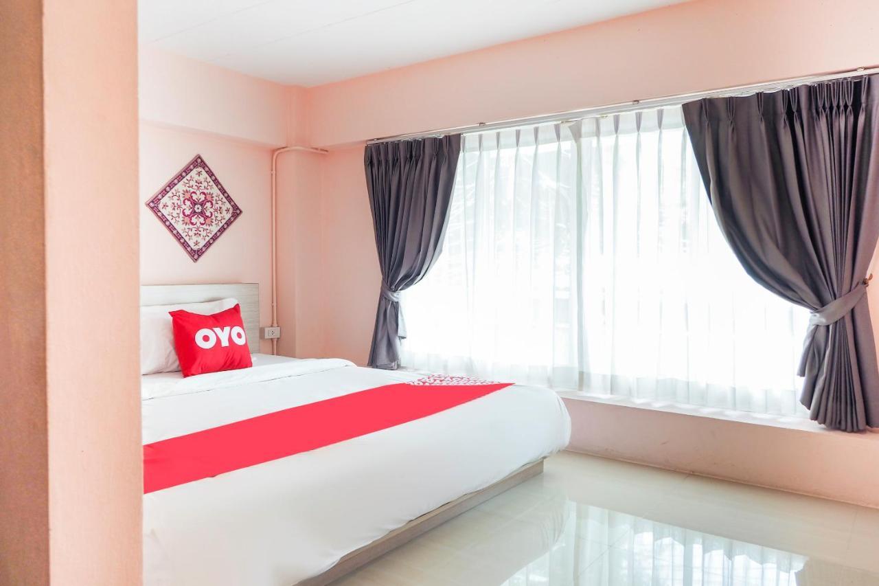 Oyo 983 The Private Hotel Чиангмай Екстериор снимка