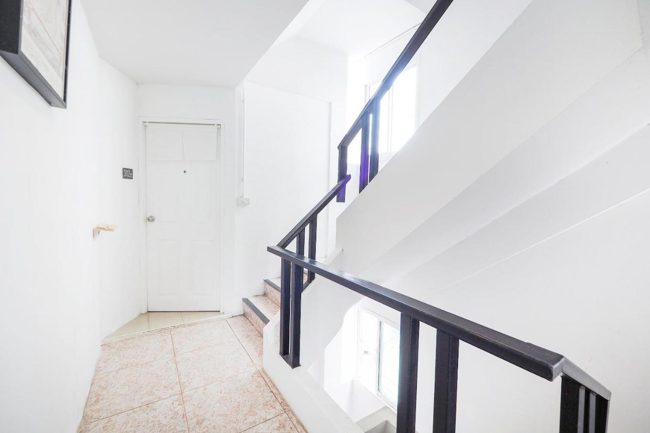 Oyo 983 The Private Hotel Чиангмай Екстериор снимка