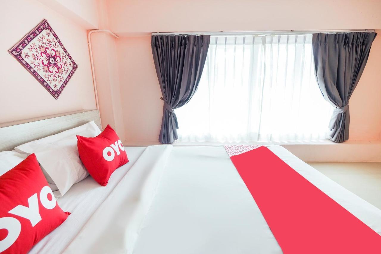 Oyo 983 The Private Hotel Чиангмай Екстериор снимка
